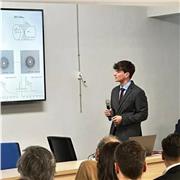 Laureato in chimica industriale impartisce lezioni in chimica, matematica e fisica